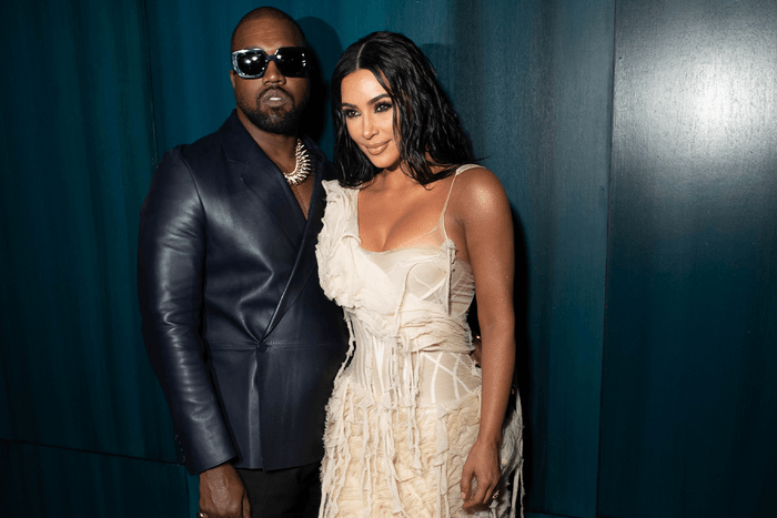 最震撼的一幕!Kim Kardashian 披 Balenciaga 婚紗現身前夫 Kanye West 試聽會!