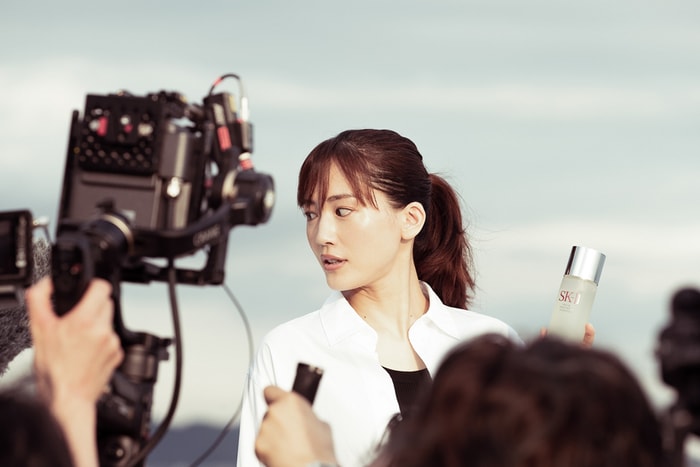 10 年後一樣的廣告:綾瀨遙 26 歲 vs 36 歲,對比畫面膚質太厲害!