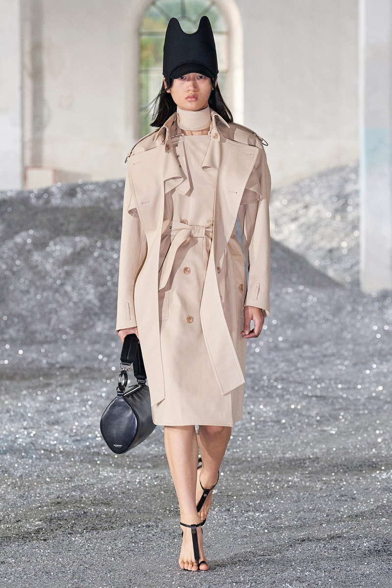 Burberry 2022ss runway mfw Riccardo Tisci