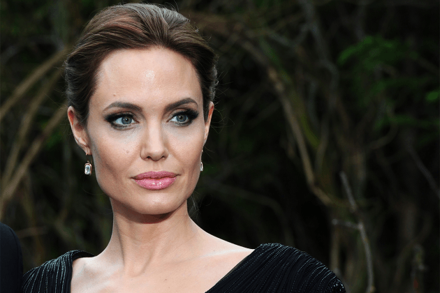 Angelina-Jolie-sexual-harassment-21-years-old-ex-husband-Brad-Pitt's-reaction-make-her-sad-03