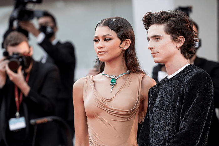 不但《沙丘瀚戰》評價極高!Zendaya 與 Timothée Chalamet 的紅毯造型同樣令網民沸騰