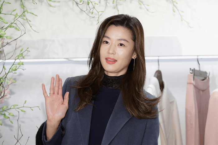 代言腹肌還是珠寶?全智賢最新廣告照曬婀娜身材引發熱議