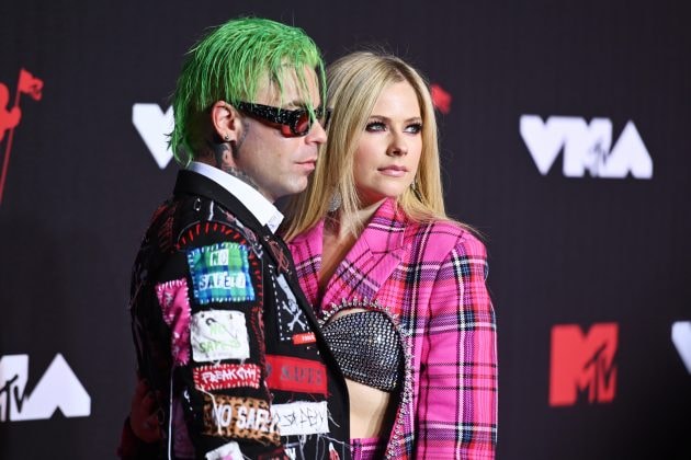 Avril-Lavigne-surprise-return-in-VMA-after-18-years-05