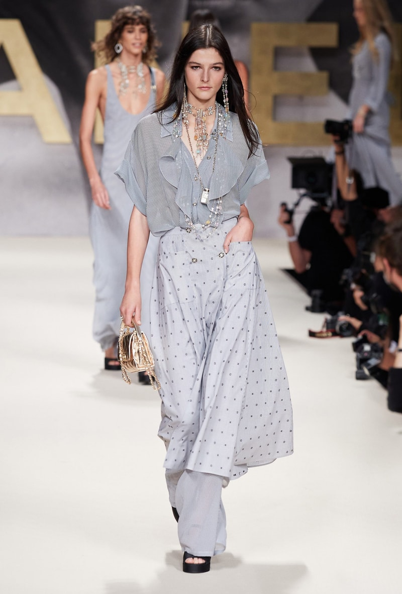 chanel 2022 ss virginie viard runway looks simple 80's