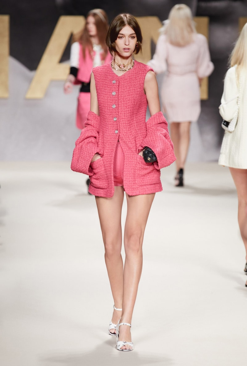 chanel 2022 ss virginie viard runway looks simple 80's