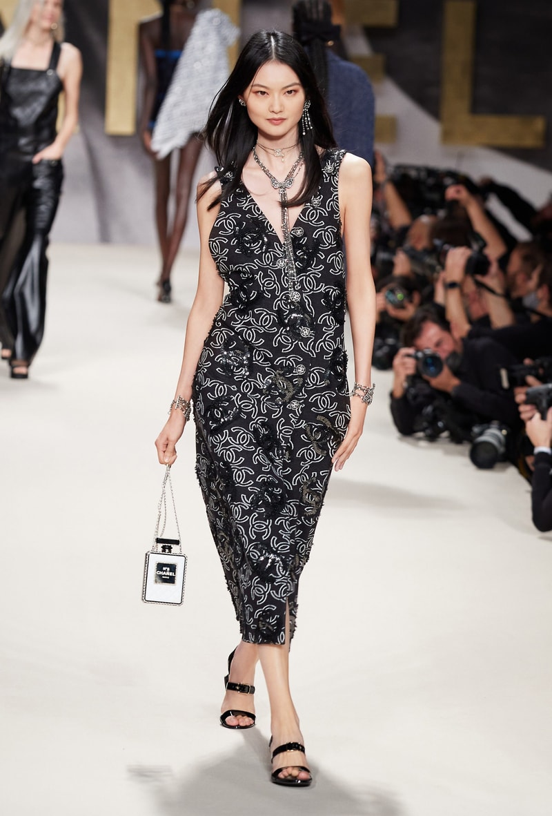 chanel 2022 ss virginie viard runway looks simple 80's