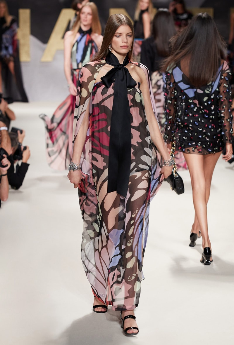 chanel 2022 ss virginie viard runway looks simple 80's