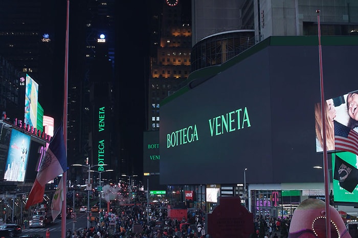 Bottega Veneta 接管紐約時代廣場,歡呼聲下場面震撼令人動容!