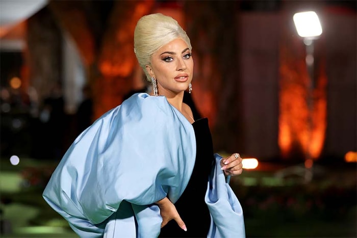 偏要走不尋常的路線！Lady Gaga 最新的圍巾以「天價」震驚網民
