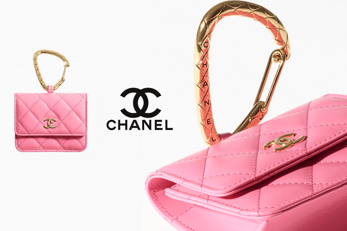 藏在小皮具區的遺珠:Chanel 這款卡套加入精緻珠寶鉤,散發出小巧可愛的優雅