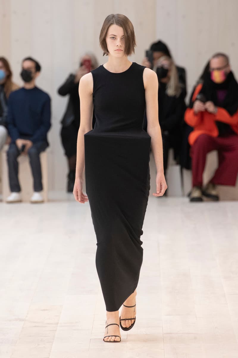 loewe 2022 ss pfw runway looks paris