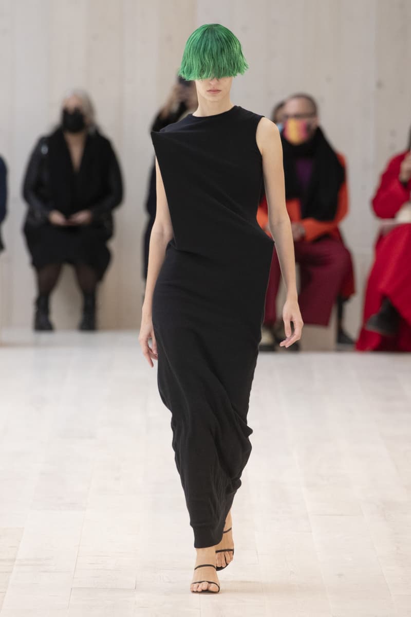 loewe 2022 ss pfw runway looks paris