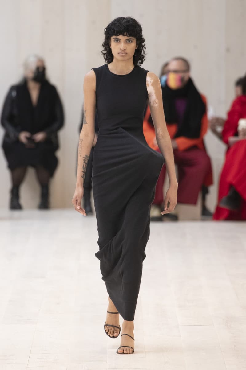 loewe 2022 ss pfw runway looks paris
