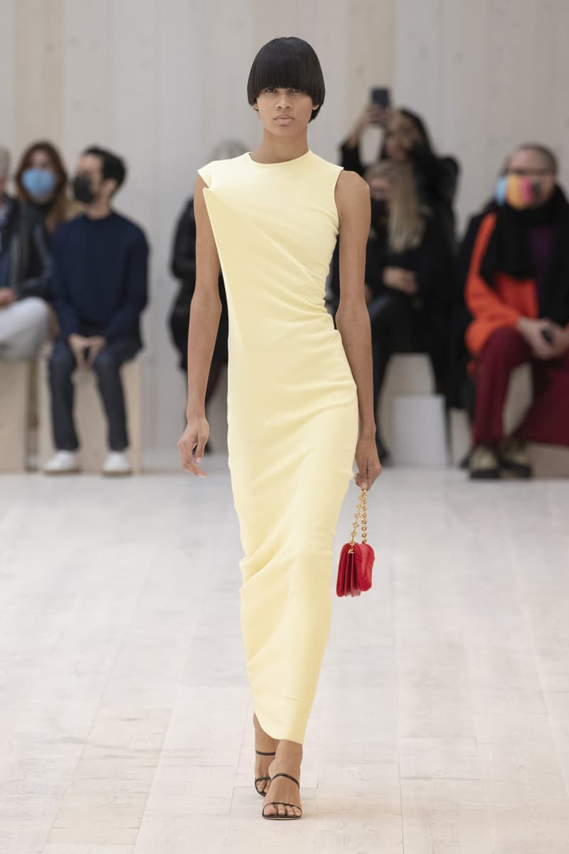 loewe 2022 ss pfw runway looks paris