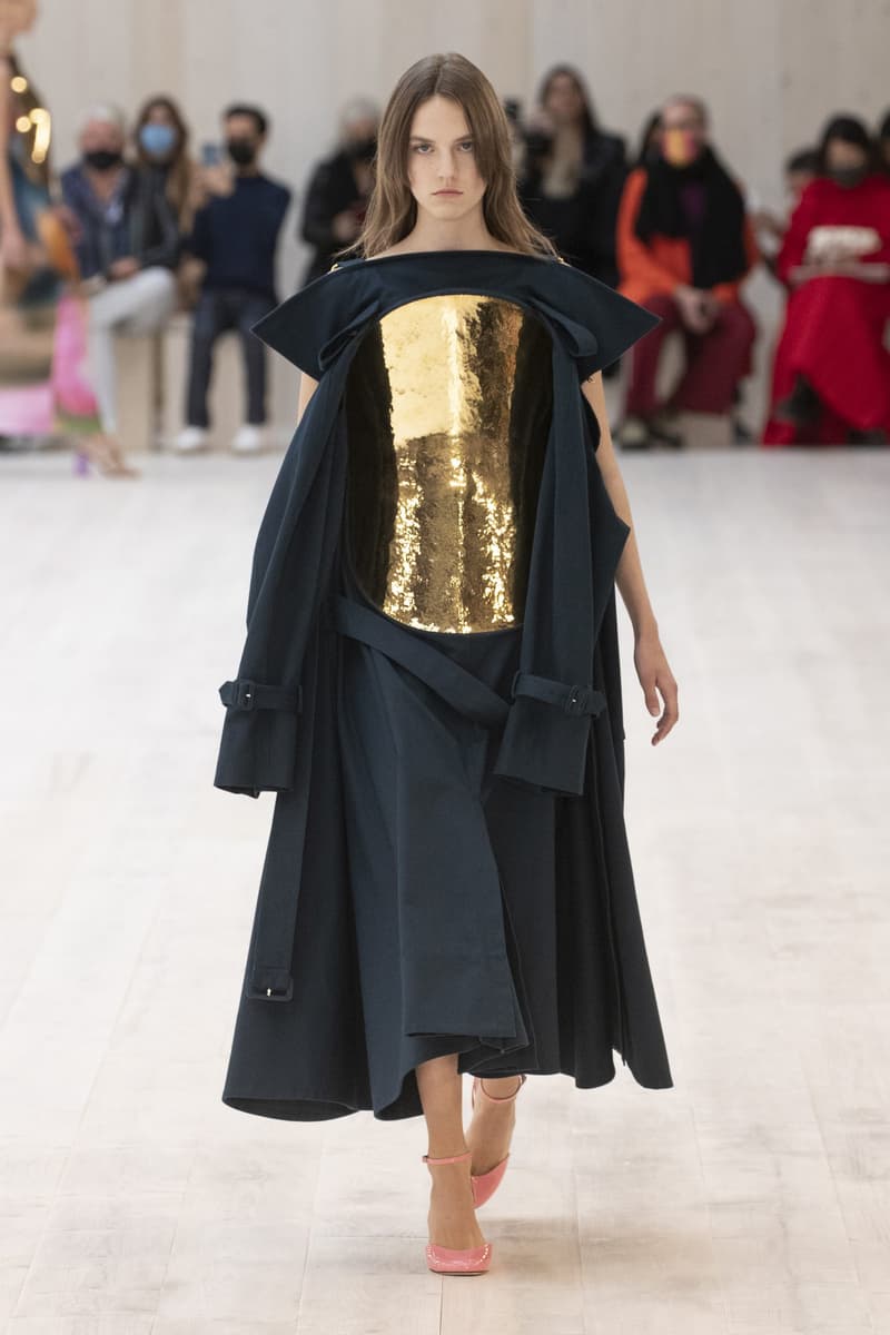 loewe 2022 ss pfw runway looks paris