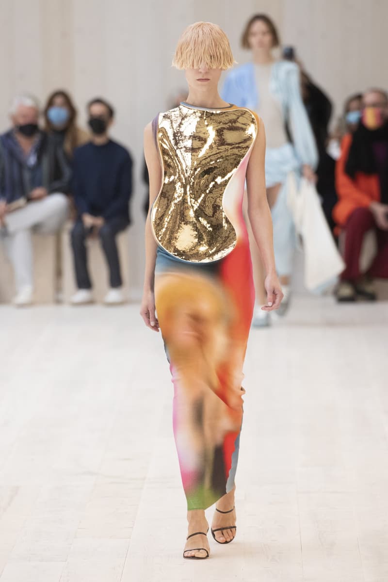loewe 2022 ss pfw runway looks paris