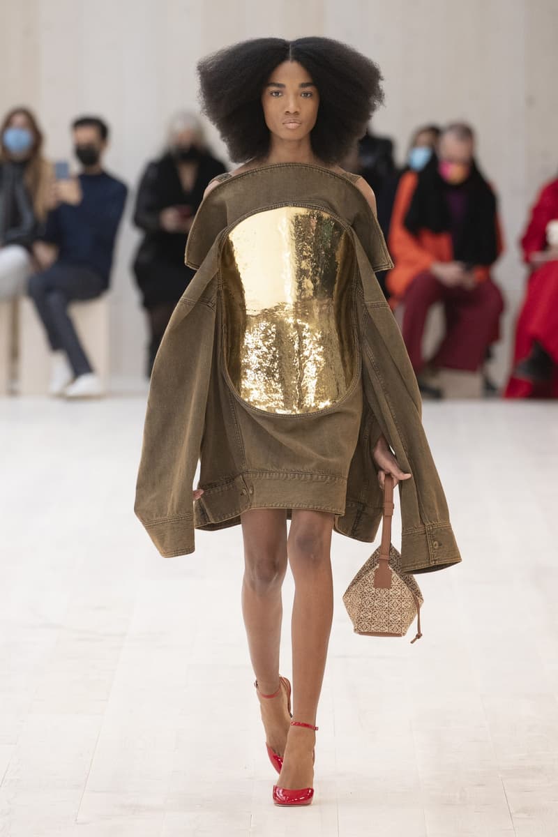 loewe 2022 ss pfw runway looks paris