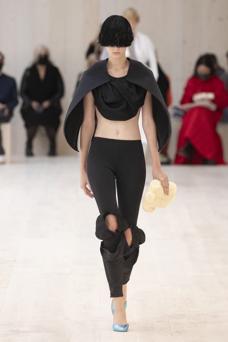 loewe 2022 ss pfw runway looks paris