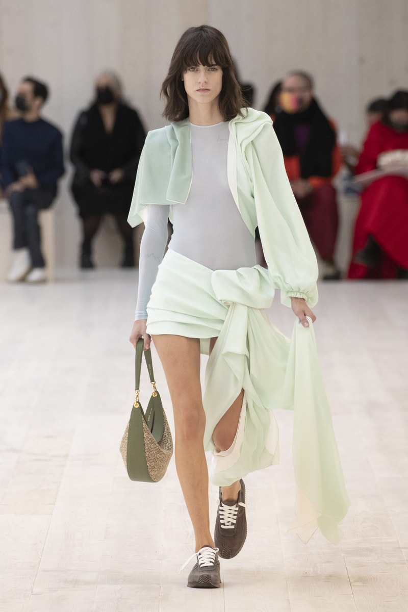 loewe 2022 ss pfw runway looks paris