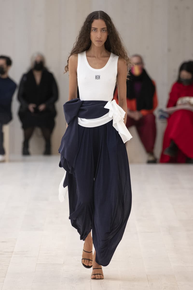 loewe 2022 ss pfw runway looks paris