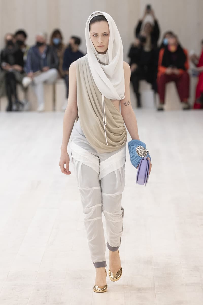 loewe 2022 ss pfw runway looks paris