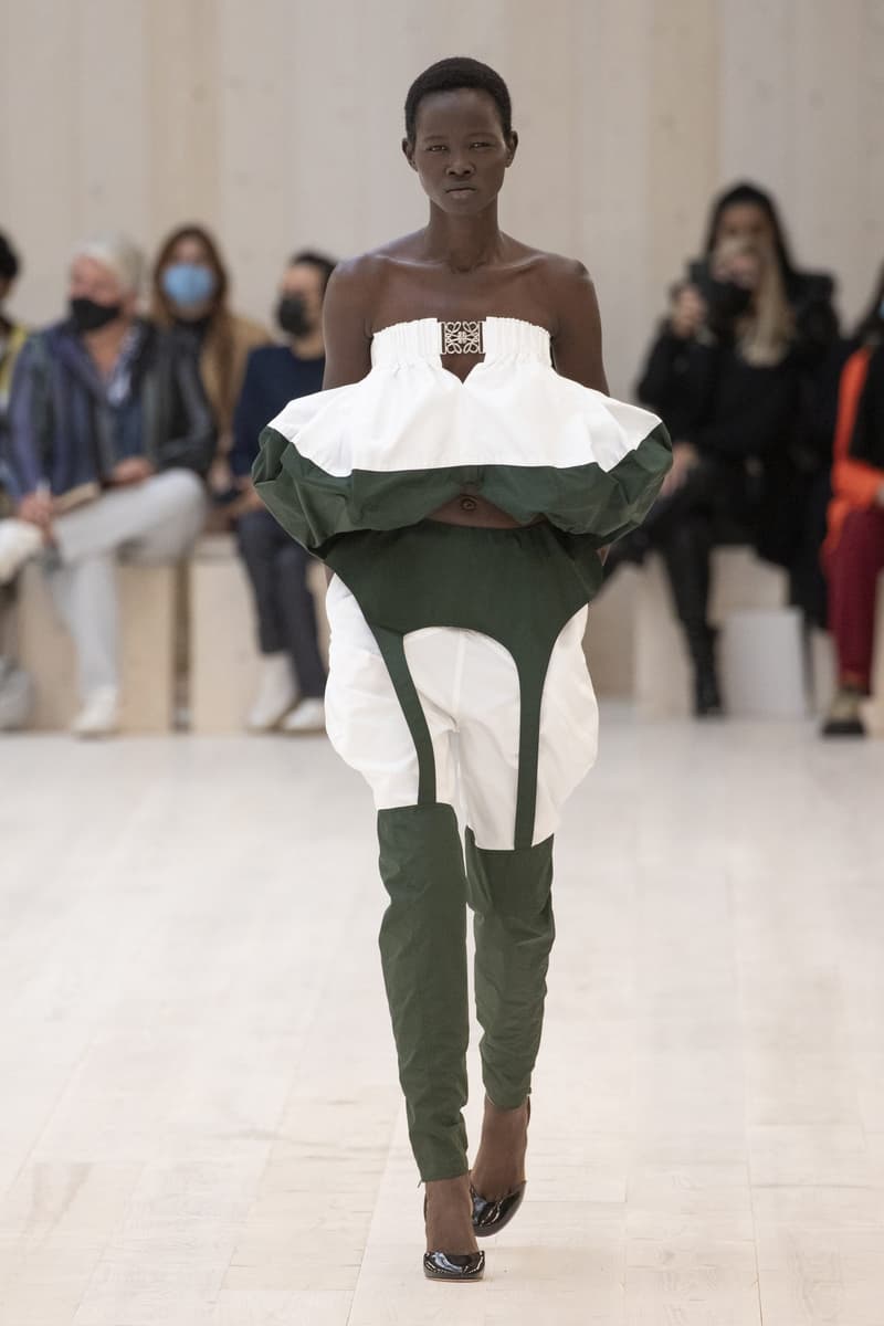 loewe 2022 ss pfw runway looks paris