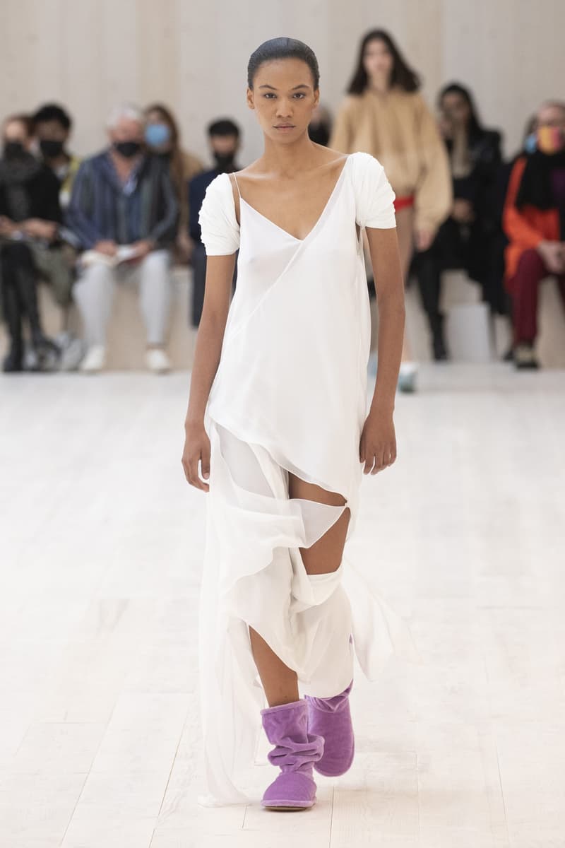 loewe 2022 ss pfw runway looks paris