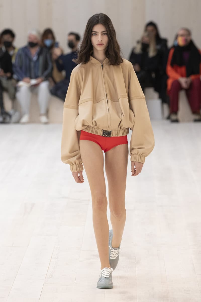 loewe 2022 ss pfw runway looks paris
