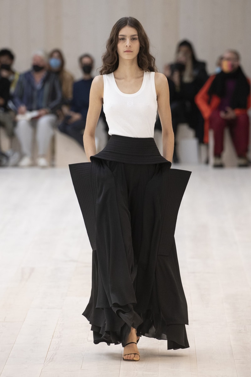 loewe 2022 ss pfw runway looks paris