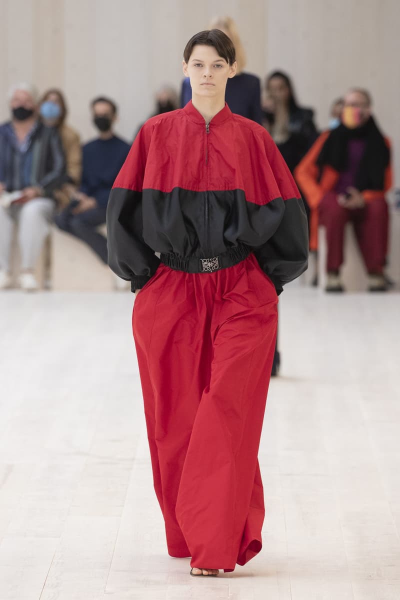 loewe 2022 ss pfw runway looks paris