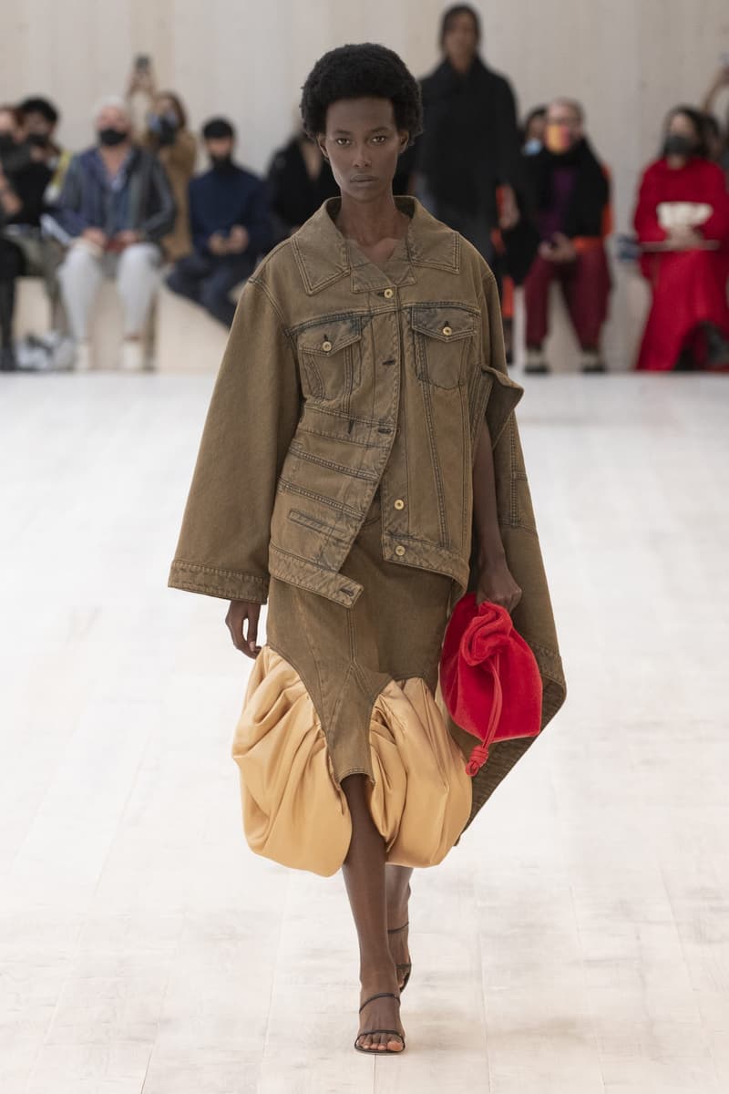 loewe 2022 ss pfw runway looks paris