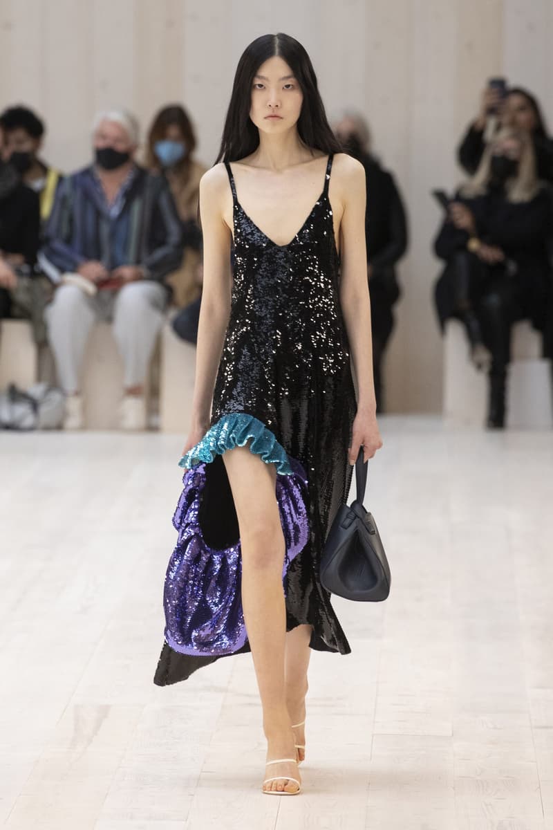 loewe 2022 ss pfw runway looks paris