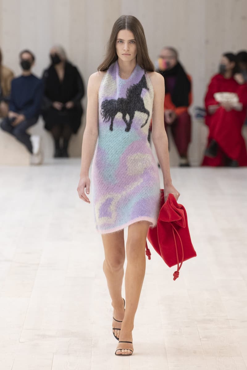 loewe 2022 ss pfw runway looks paris