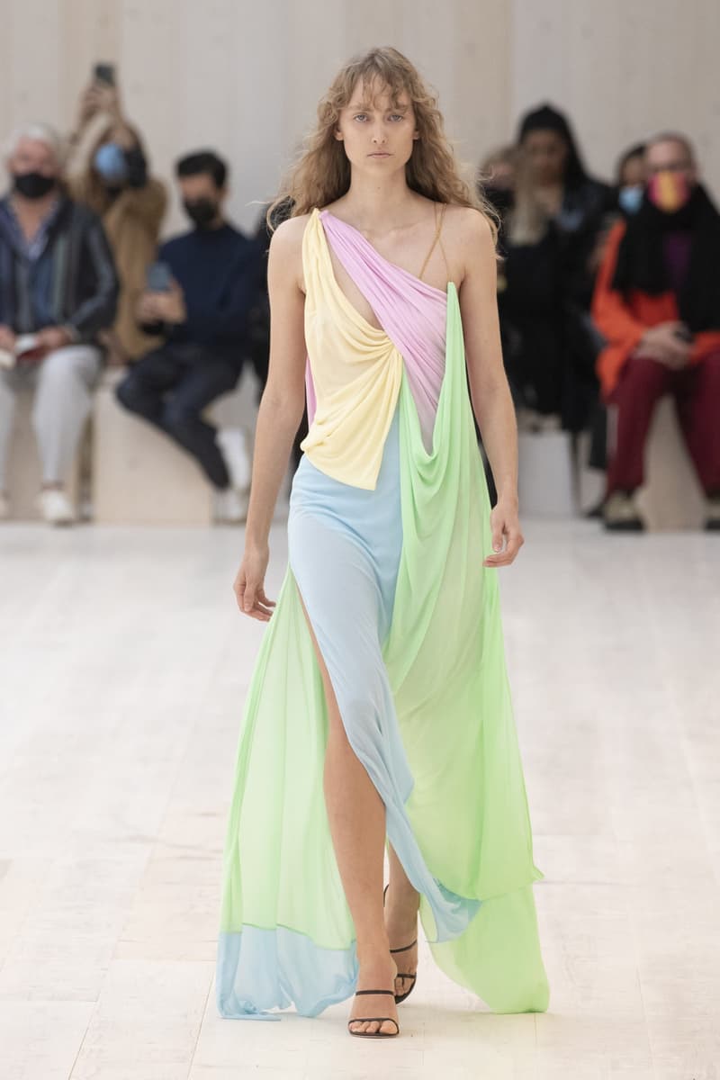 loewe 2022 ss pfw runway looks paris