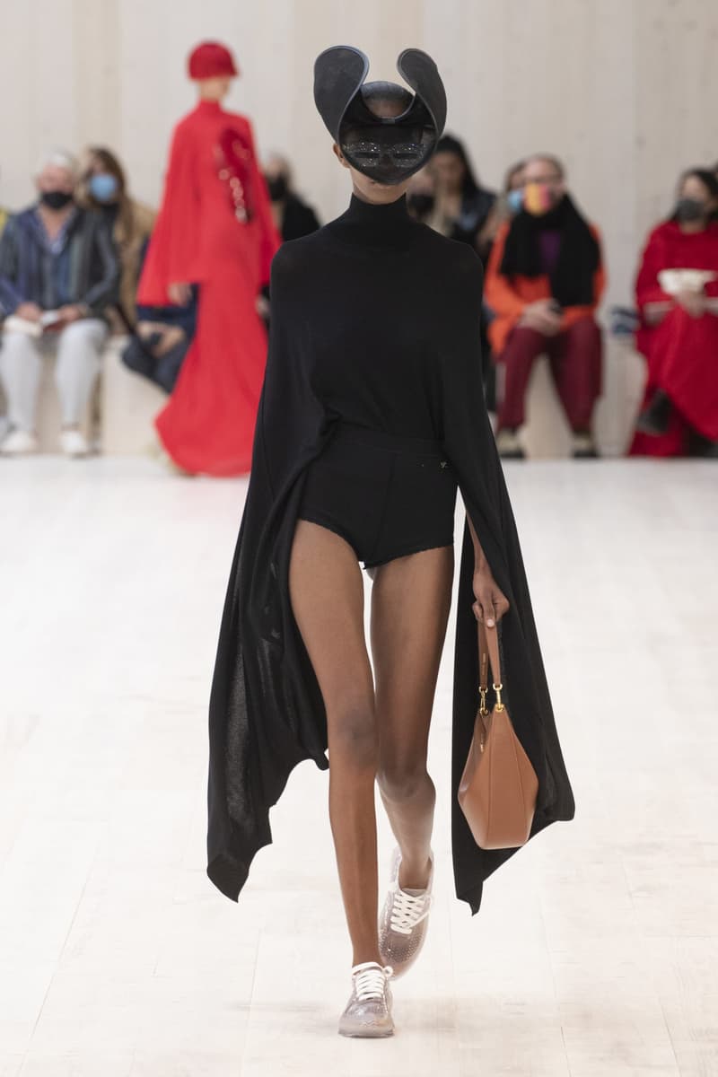 loewe 2022 ss pfw runway looks paris