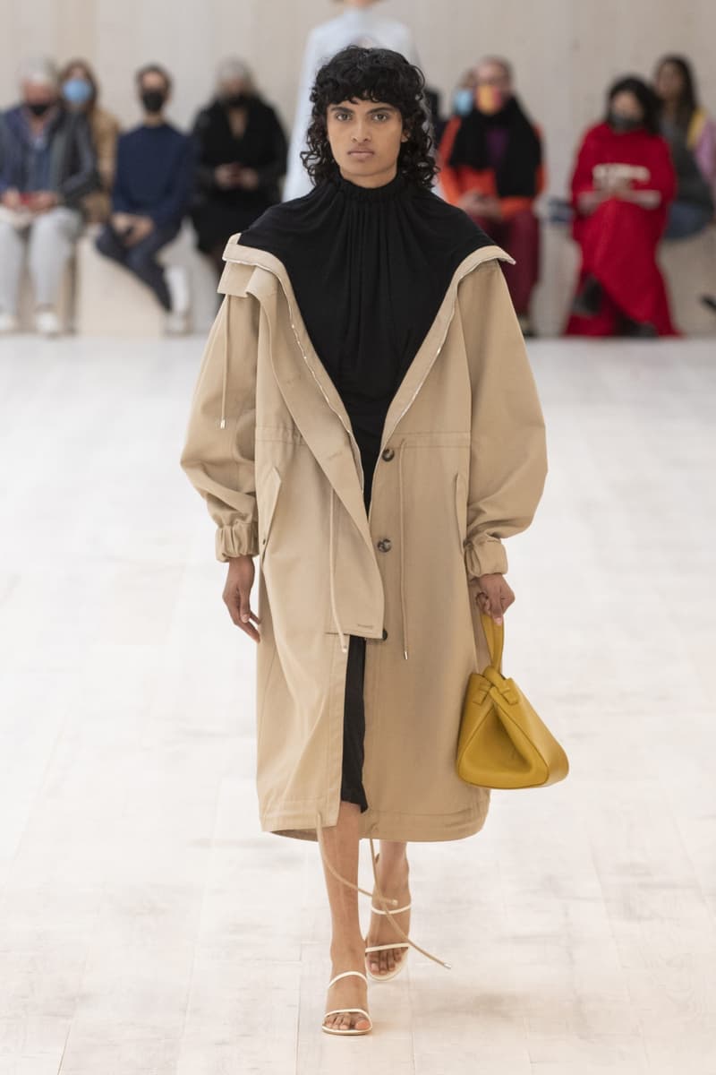loewe 2022 ss pfw runway looks paris