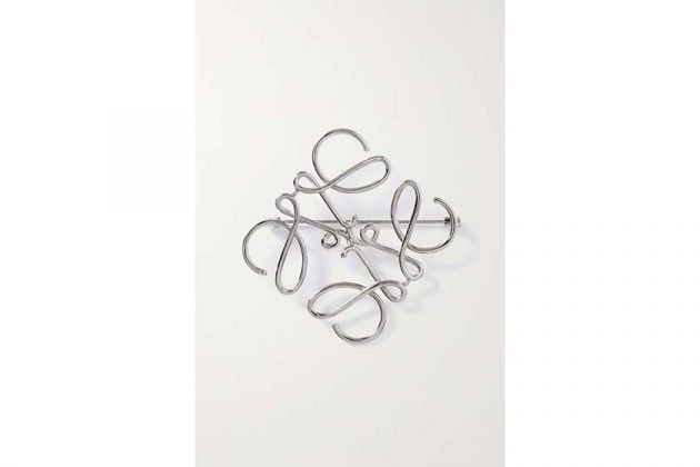 why-japanese-girls-fell-in-love-with-loewes-anagram-brooch-07