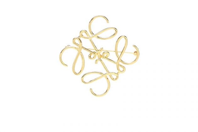 why-japanese-girls-fell-in-love-with-loewes-anagram-brooch-08