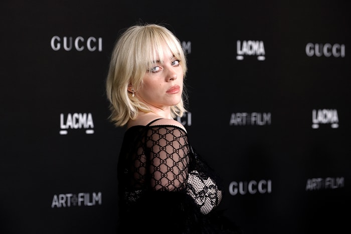 Billie Eilish 穿上 Simone Rocha 裙子,罕有以可愛造型現身 SNL,親揭近年轉變風格原因!