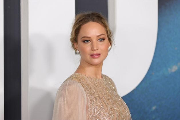jennifer-lawrence-shows-a-stunning-dior-look-on-red-carpet-02