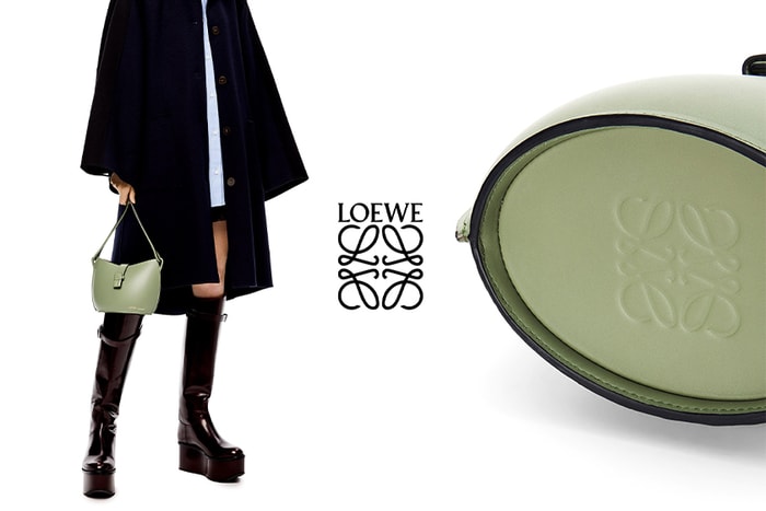 悄悄地推出新手袋：Loewe 這款小巧俐落的模壓水桶包暗藏令人著迷的設計細節！