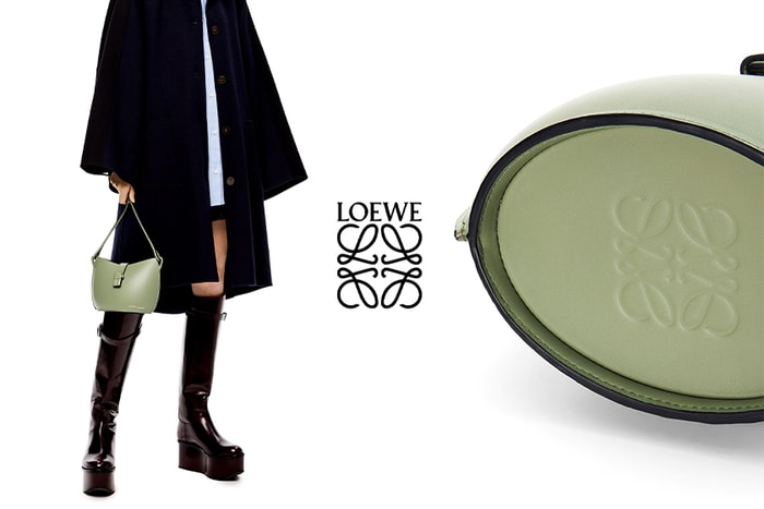 悄悄地推出新手袋:Loewe 這款小巧俐落的模壓水桶包暗藏令人著迷的設計細節!