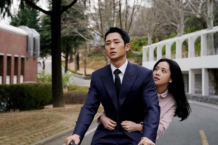 一段韓國民主的血淚史:《雪降花》因什麼遭廣告商連環切割,惹怒當地民眾?