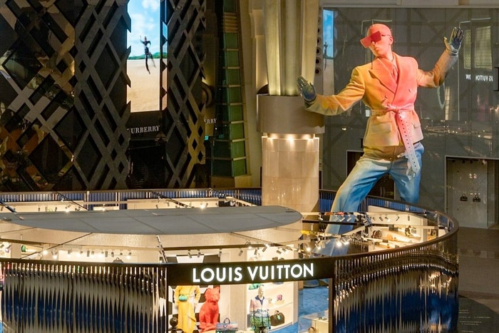社群上瘋傳：Louis Vuitton 男裝專門店，把 9 公尺高雕像搬進台北 101！