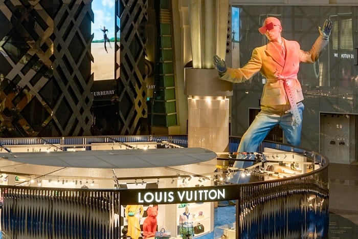 社群上瘋傳:Louis Vuitton 男裝專門店,把 9 公尺高雕像搬進台北 101!