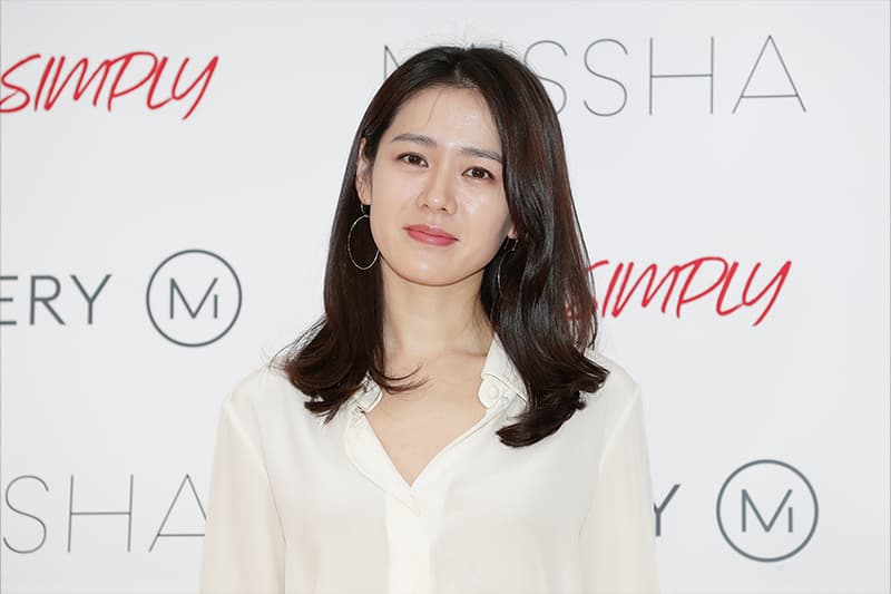 son-ye-jins-beauty-amazed-netizens-again-in-thirty-nine-poster-01