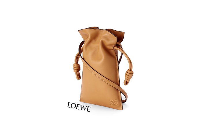 輕巧實用：Loewe Flamenco 口袋包，出門都想隨身背著它！