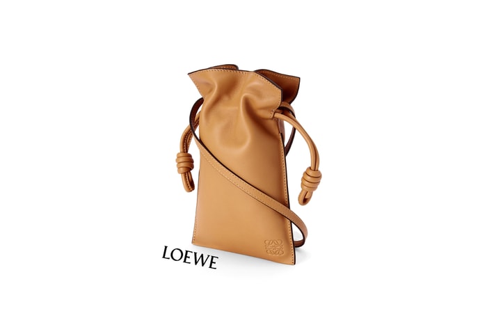 輕巧實用:Loewe Flamenco 口袋包,出門都想隨身背著它!