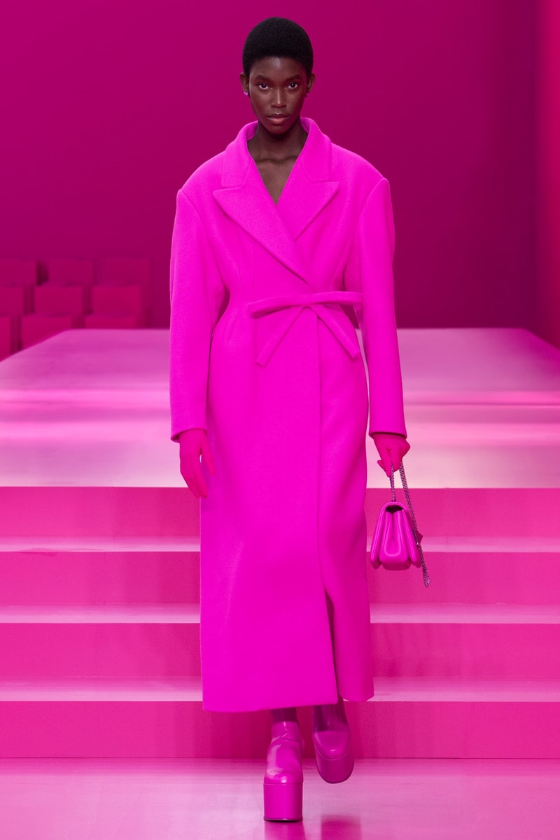valentino pink pfw 2022 fw pantone runway show detail looks