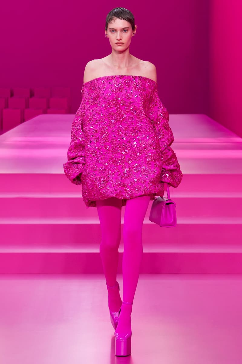 valentino pink pfw 2022 fw pantone runway show detail looks